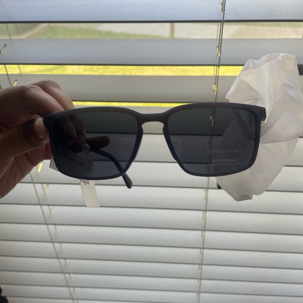 NWT Kenneth Cole Matte Black Sunglasses with magnetic case